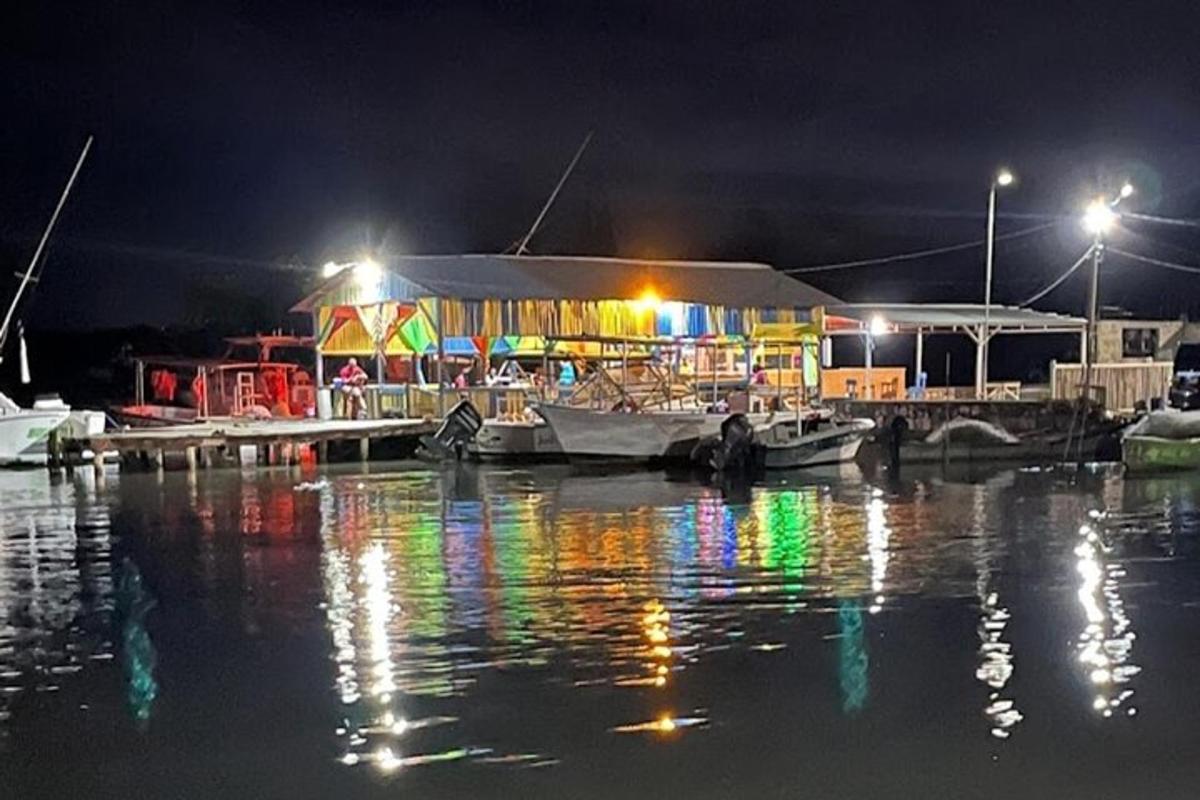 un moll amb un vaixell a l'aigua a la nit