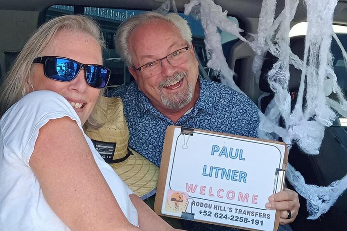 muž a žena držiaci ceduľu s nápisom „Vitajte na pull liner“