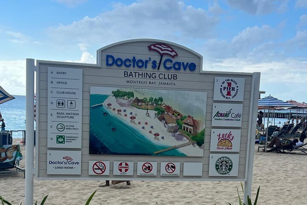 znak na plaży obok plaży
