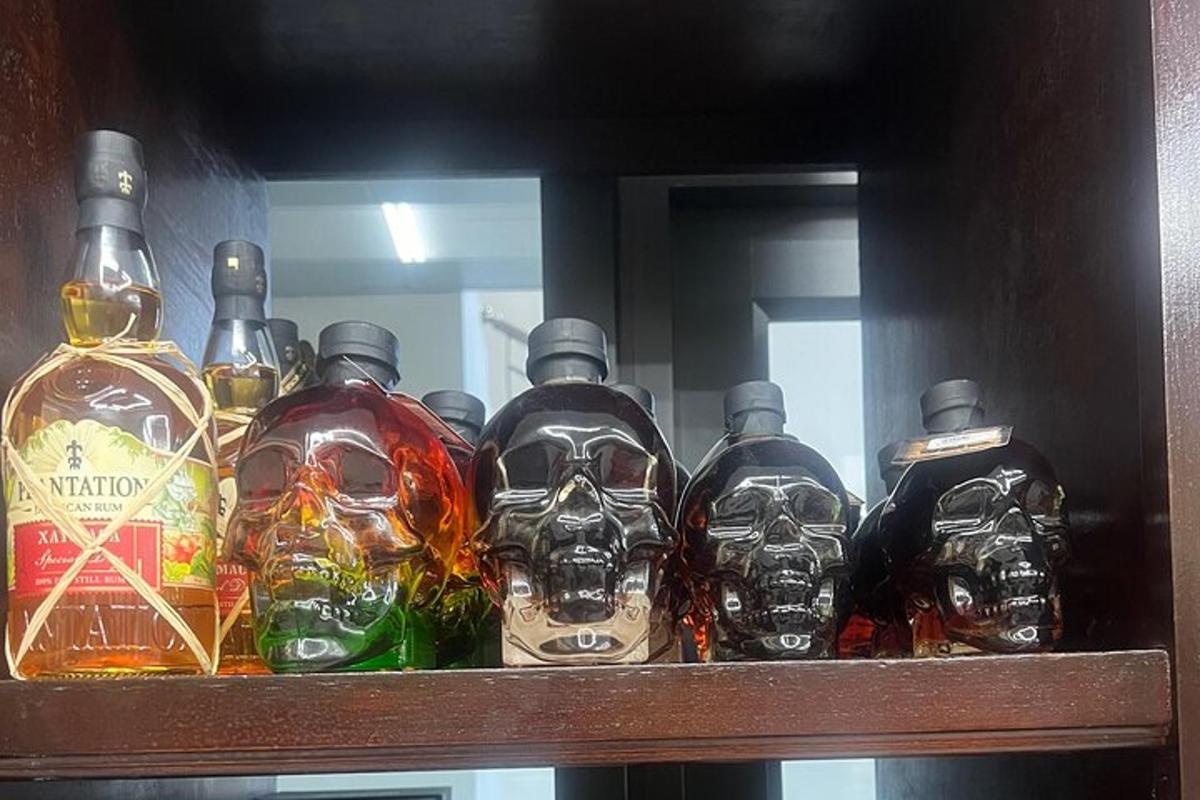 riiulil grupp alkoholipudeleid