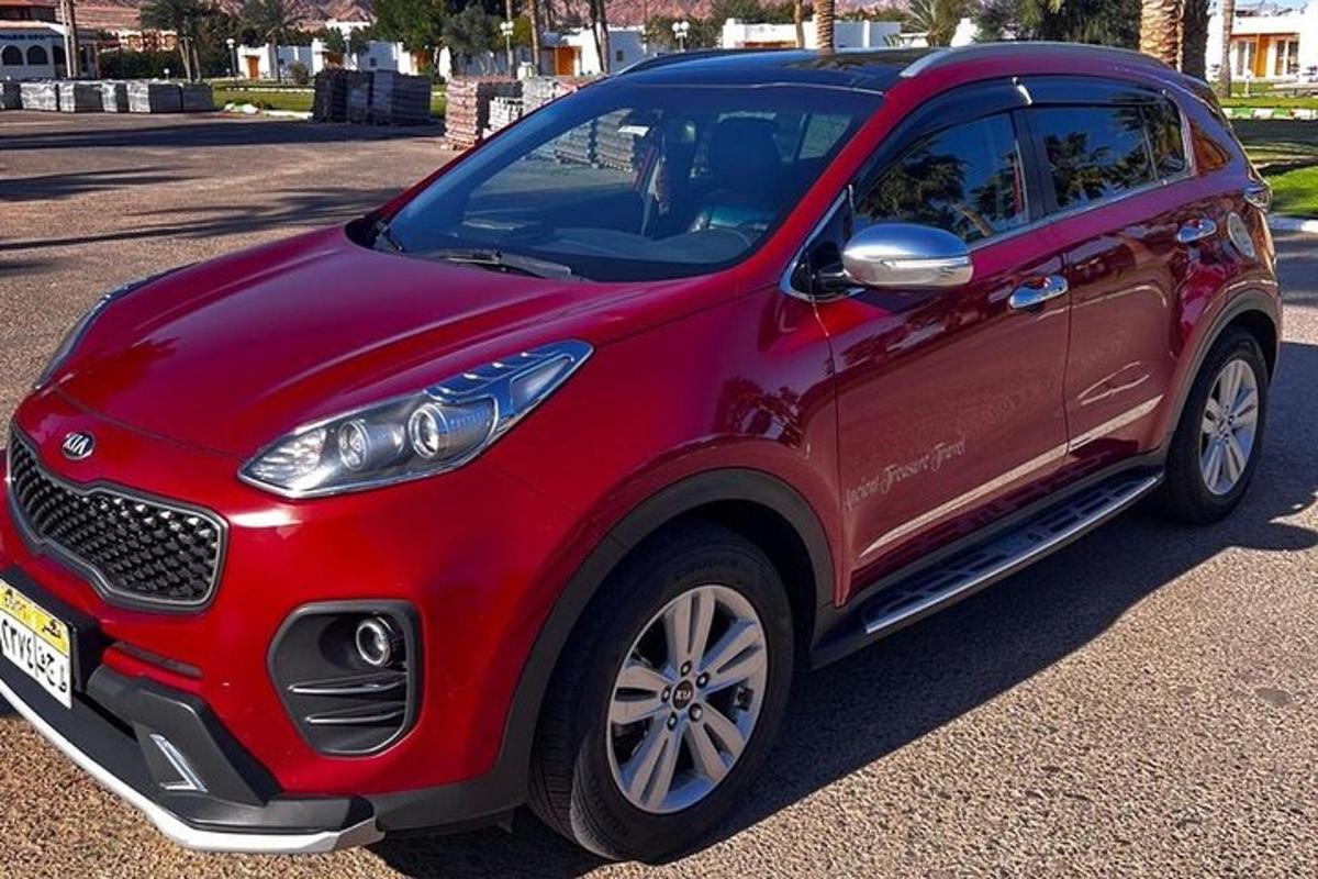 červené chytré auto zaparkované na parkovišti