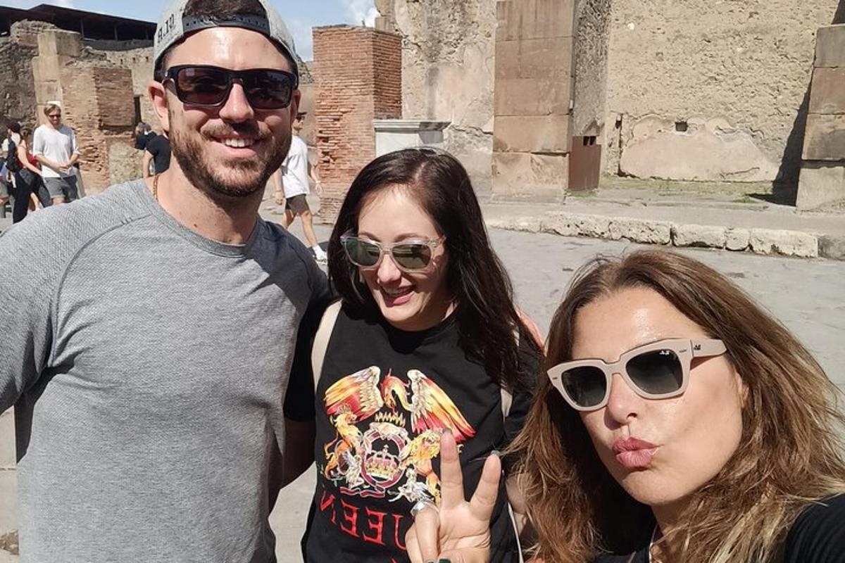 um homem e duas mulheres posando para uma foto