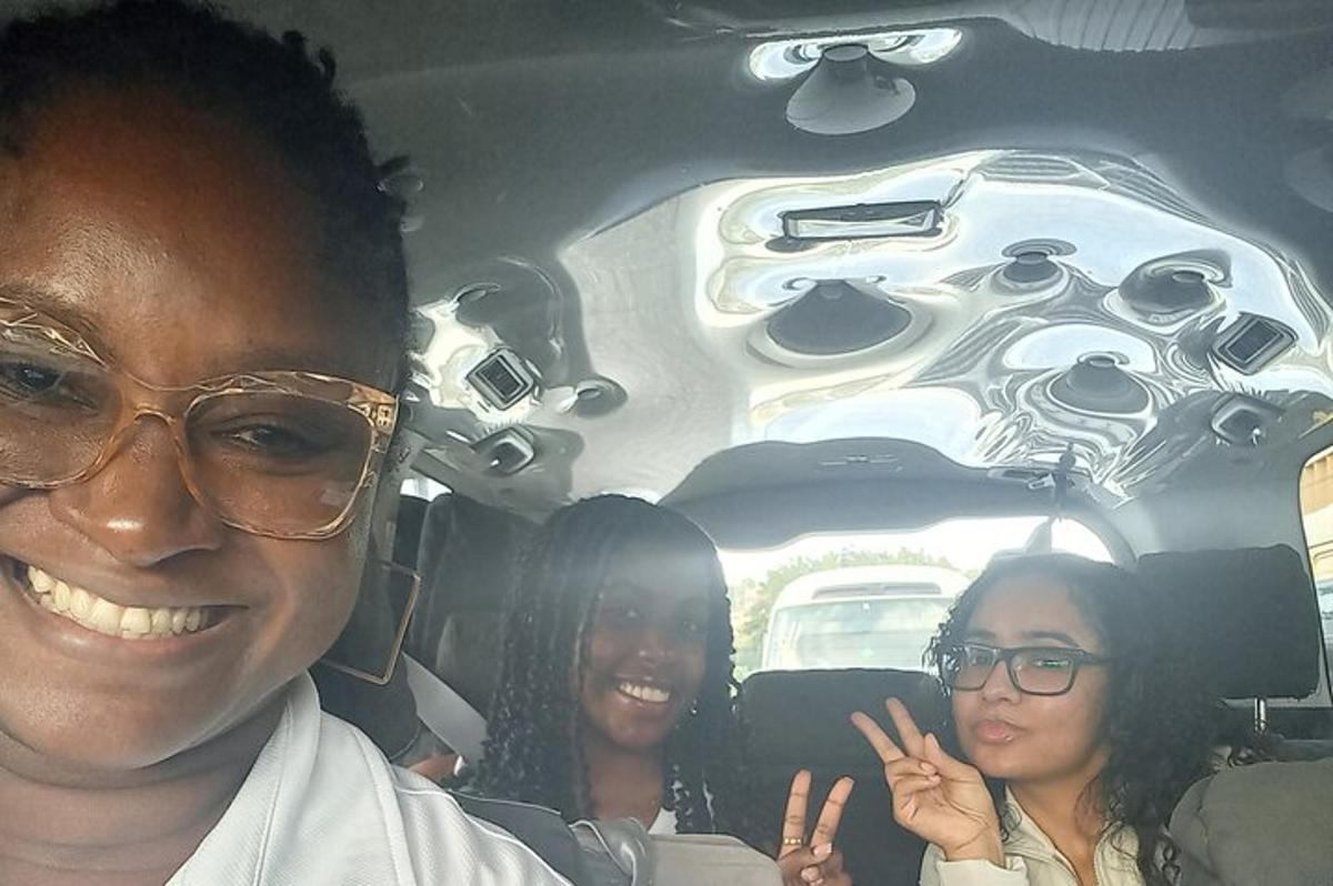 un gruppo di persone sul retro di un'auto