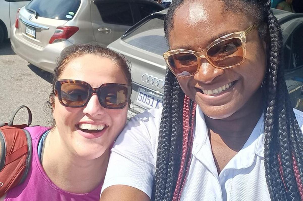 ein Mann und eine Frau mit Sonnenbrille posieren für ein Foto