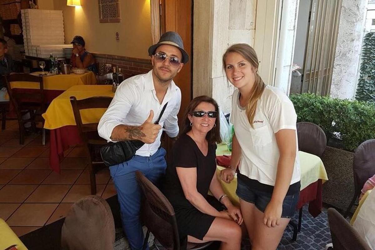 cilvēku grupa pozē fotografēšanai restorānā