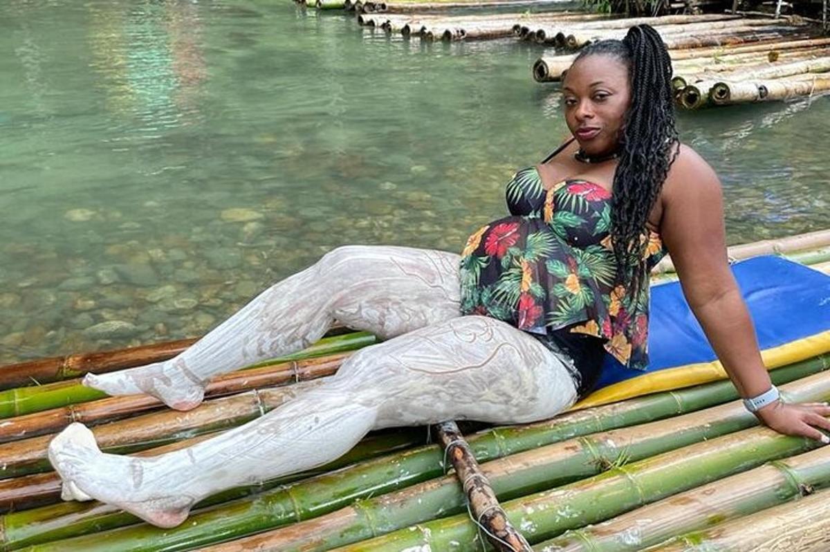 una donna seduta su una zattera in acqua