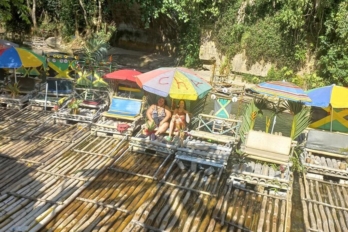 due persone sedute su sedie sotto gli ombrelloni su una spiaggia