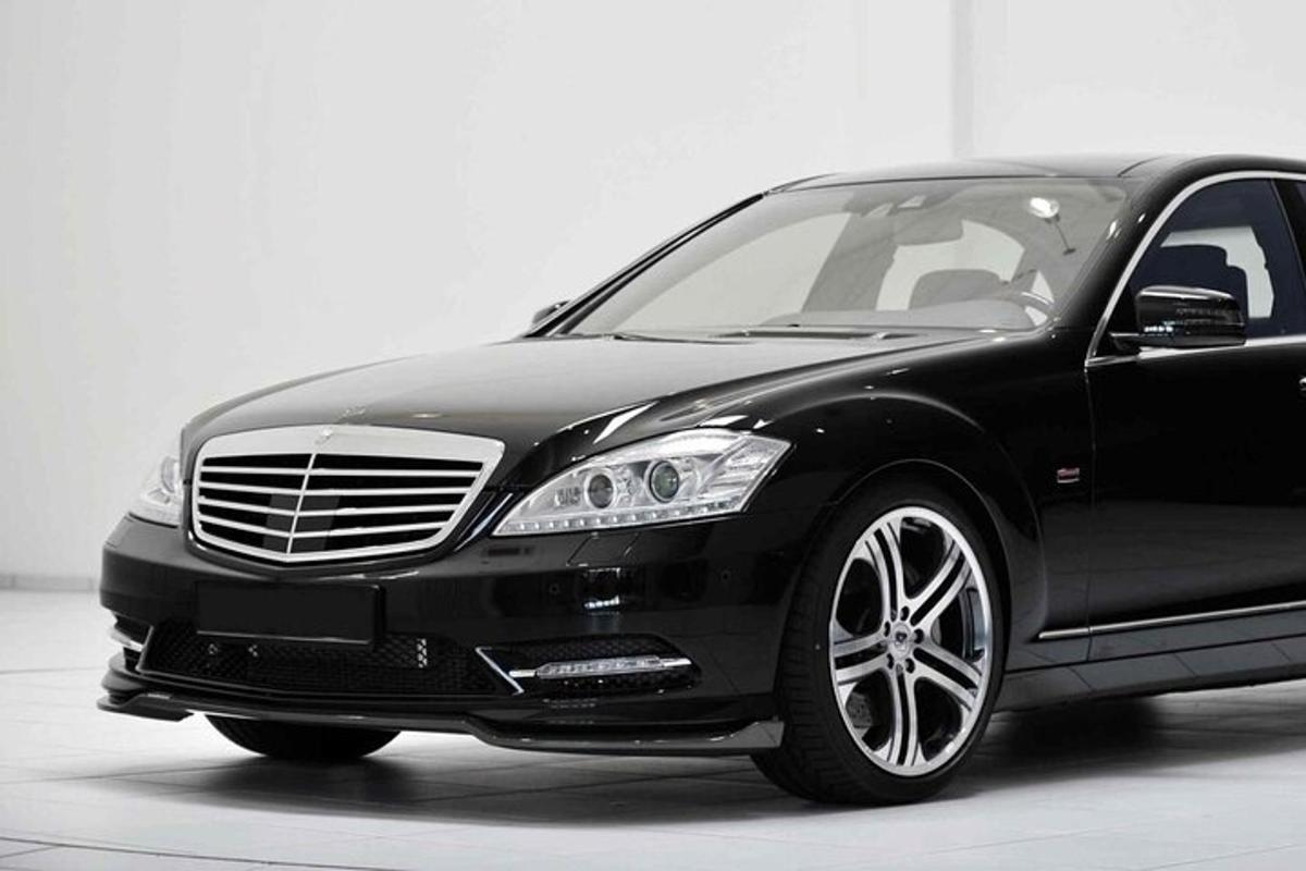 Un coche negro está aparcado en un garaje.
