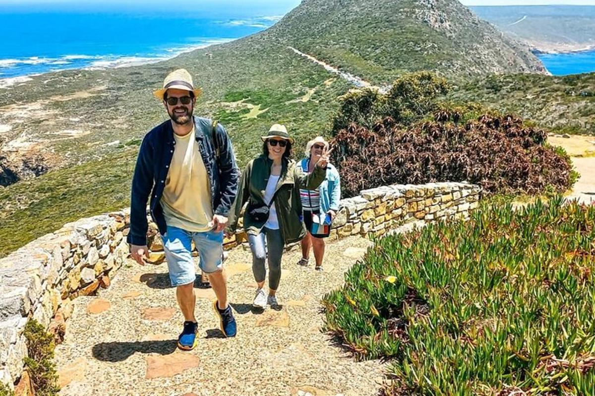Un grupo de personas caminando por un sendero en una montaña.