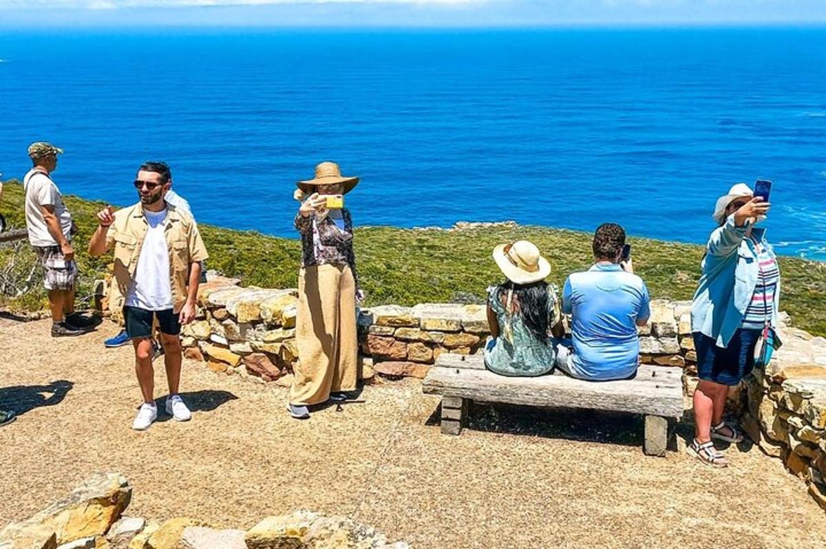 바다 근처에 서 있는 사람들의 무리
