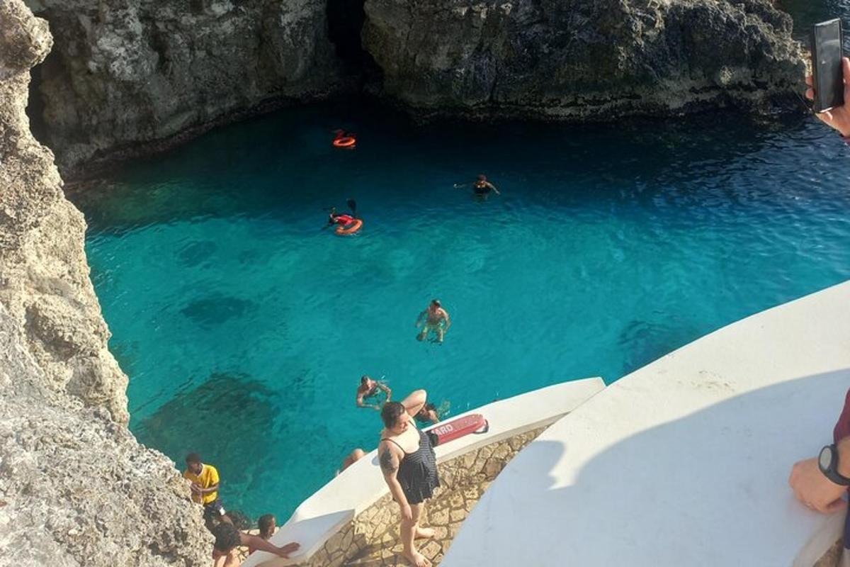 Un grupo de personas en el agua en una cueva.