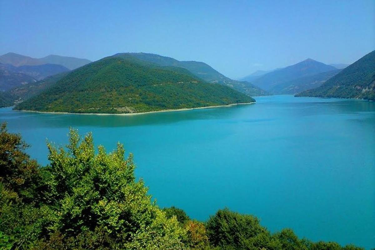 uma ilha no meio de um grande lago