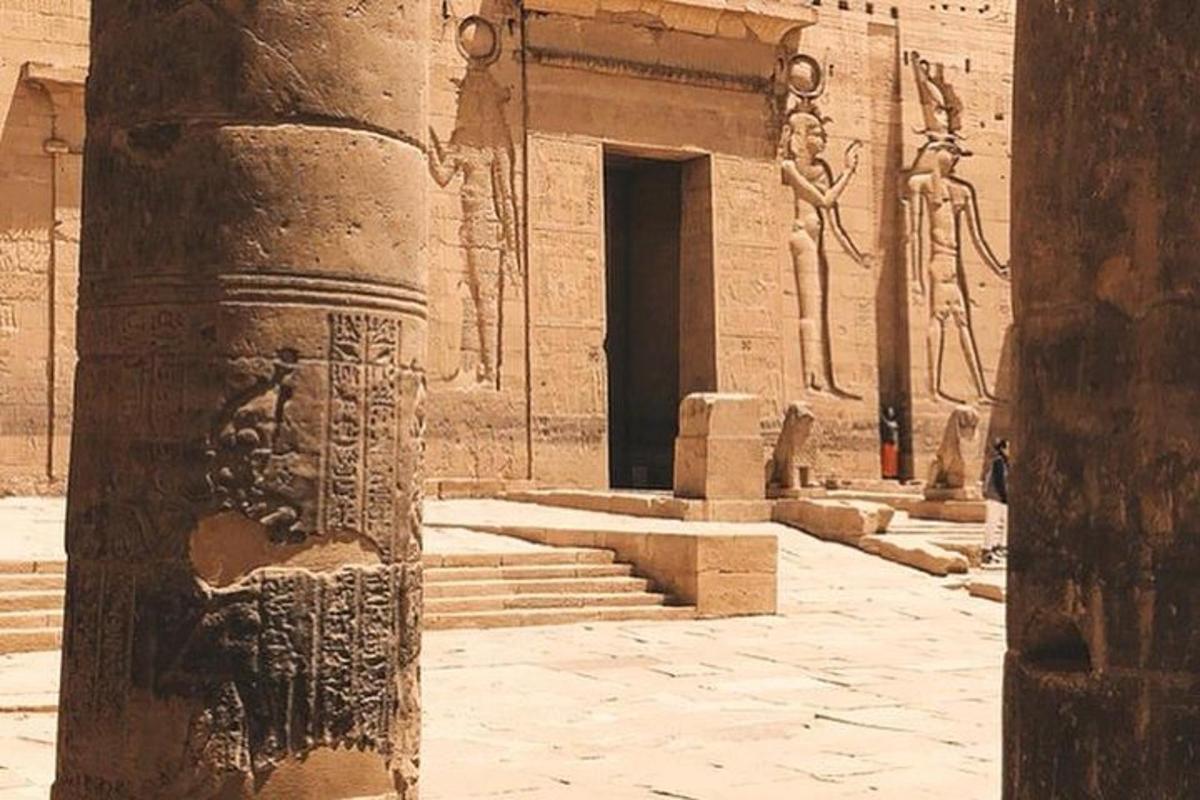 un pilier d'un bâtiment avec des inscriptions dessus
