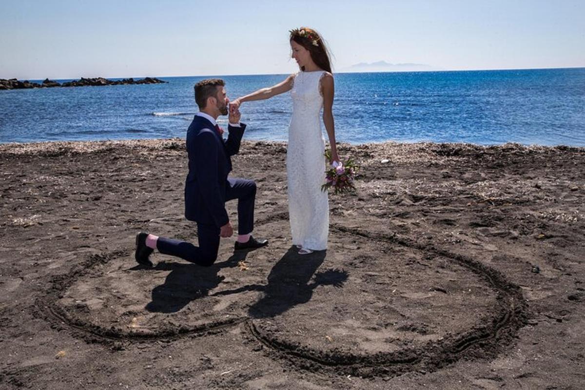 un homme et une femme courant sur la plage