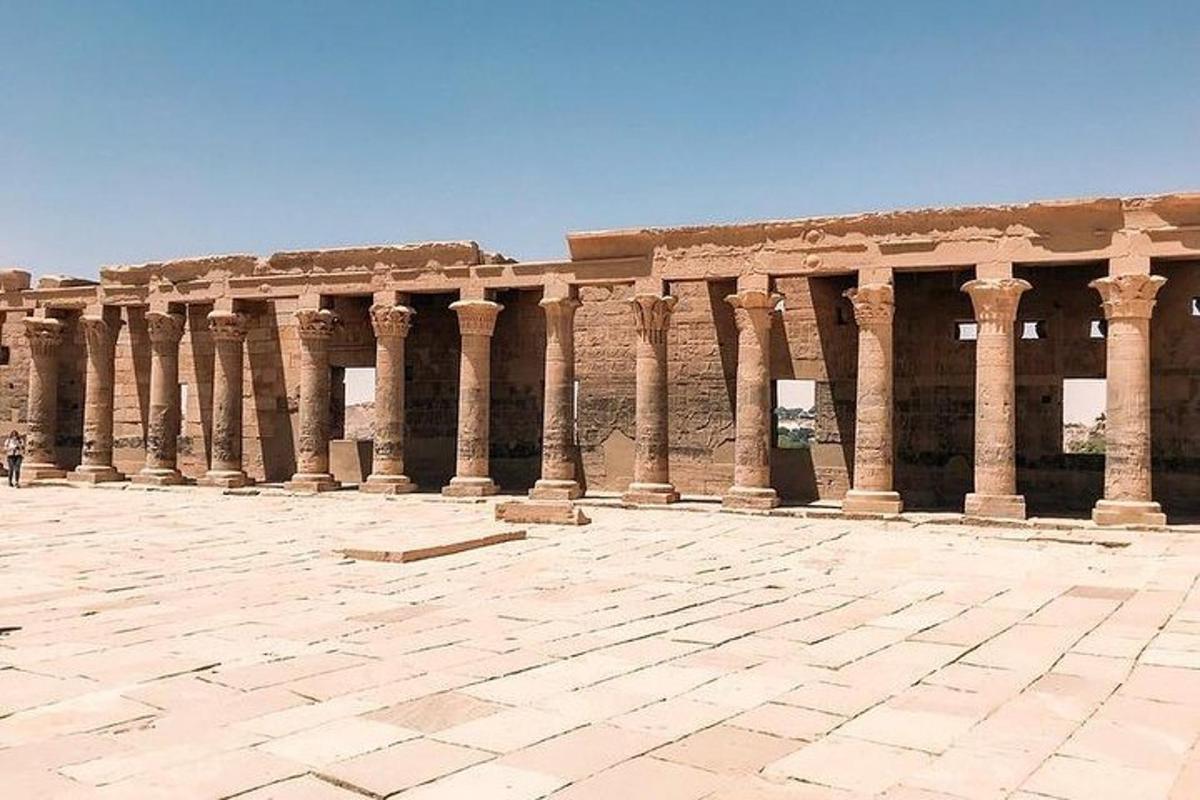 une longue rangée de colonnes dans un bâtiment