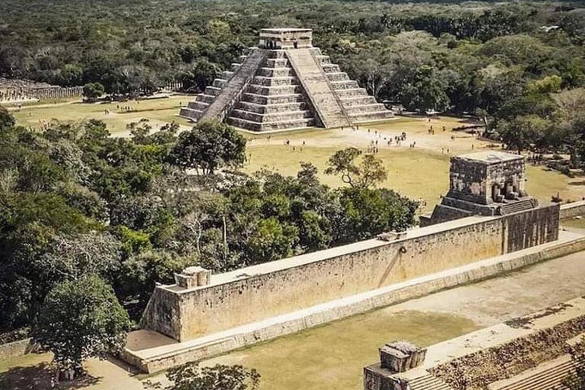 vista aèria d'una piràmide en un parc