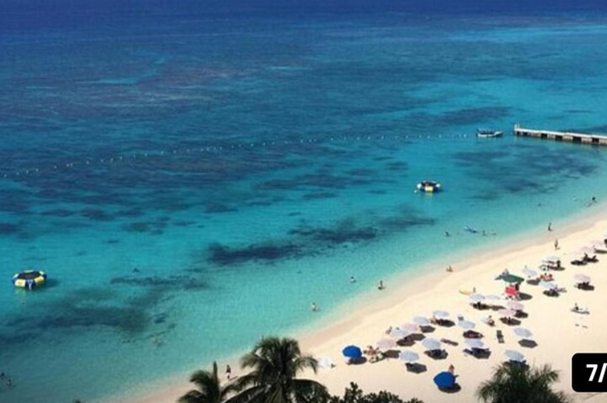 zračni pogled na plažo s senčniki in ocean