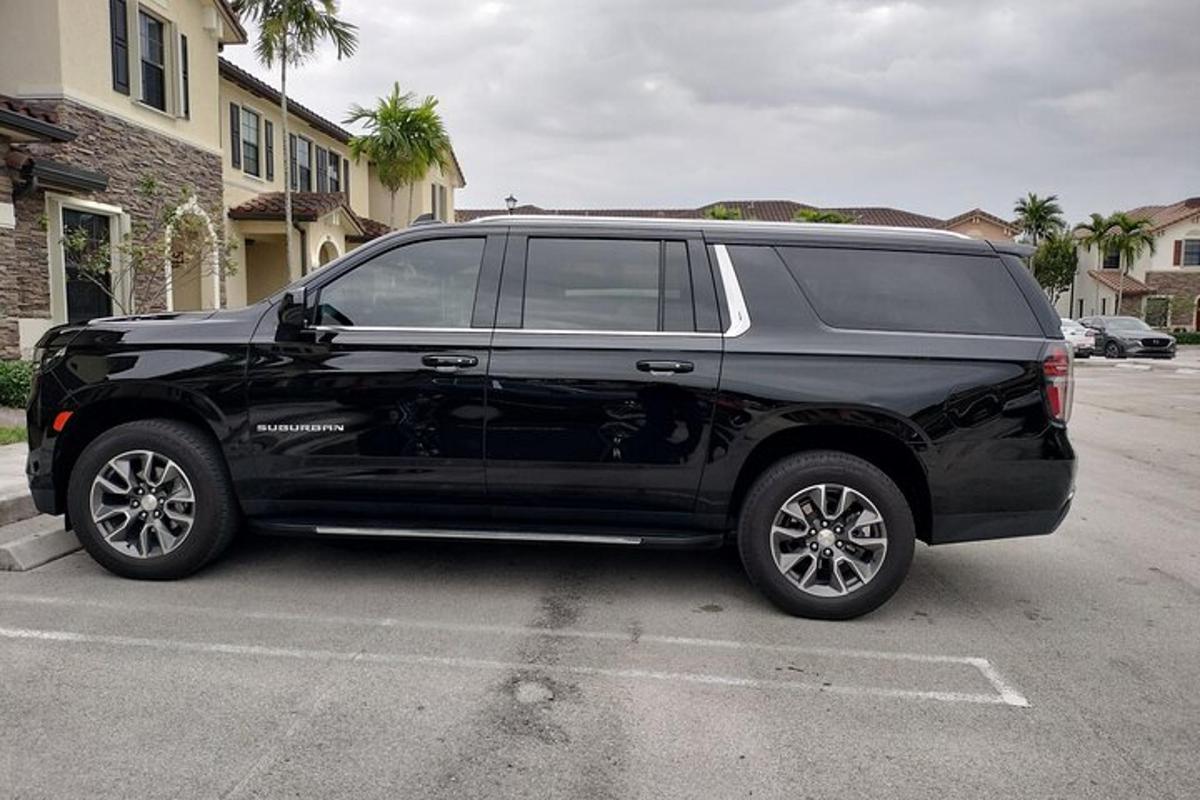 ein schwarzer SUV auf einem Parkplatz geparkt