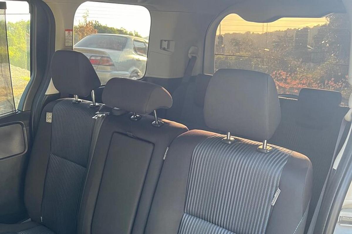 zwei Sitze auf der Rückbank eines Autos