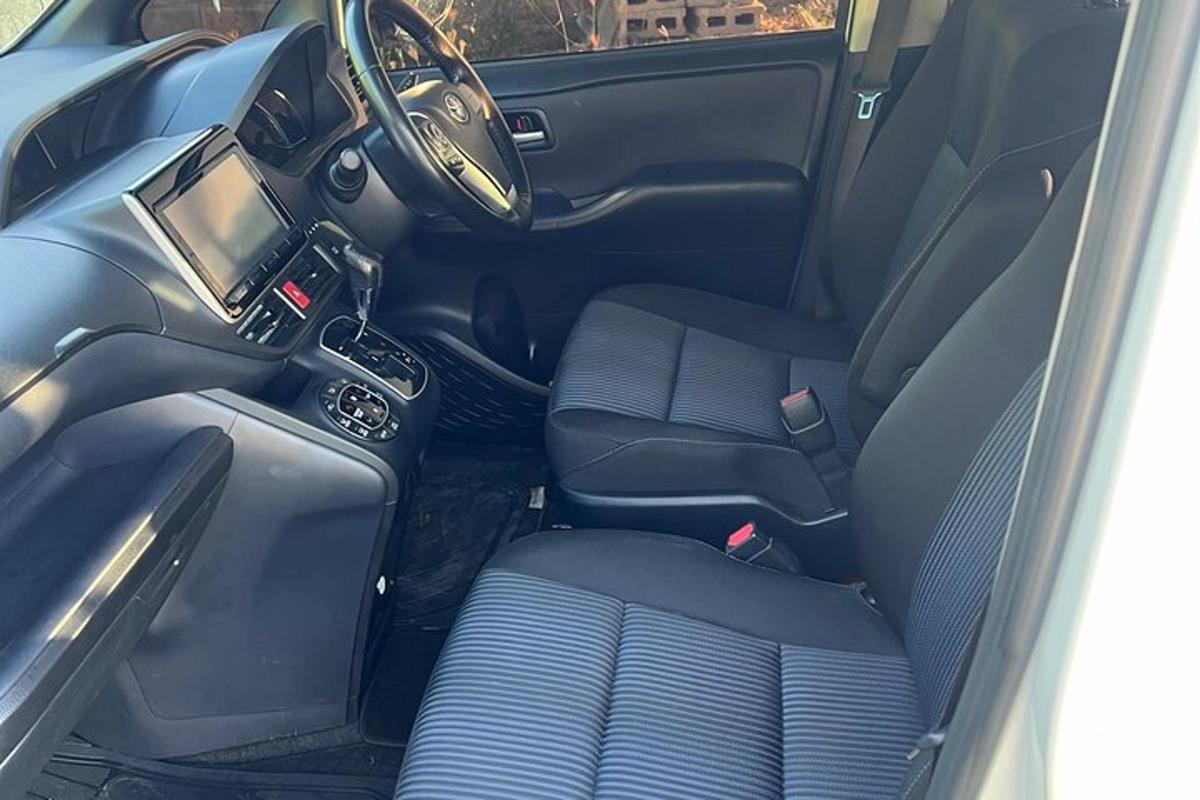 eine offene Rückbank eines Autos mit den Rücksitzen oben