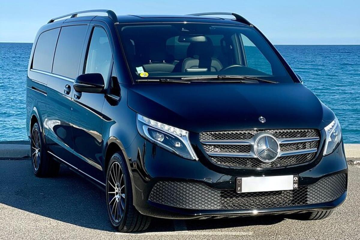 un furgone blu parcheggiato vicino all'oceano
