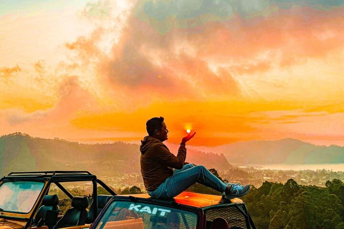 Un hombre sentado en el techo de un jeep con el sol en