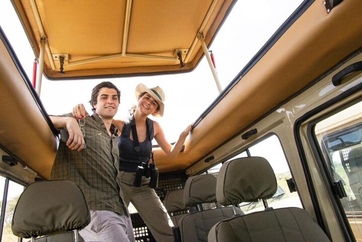 ein Mann und eine Frau stehen hinten in einem Bus