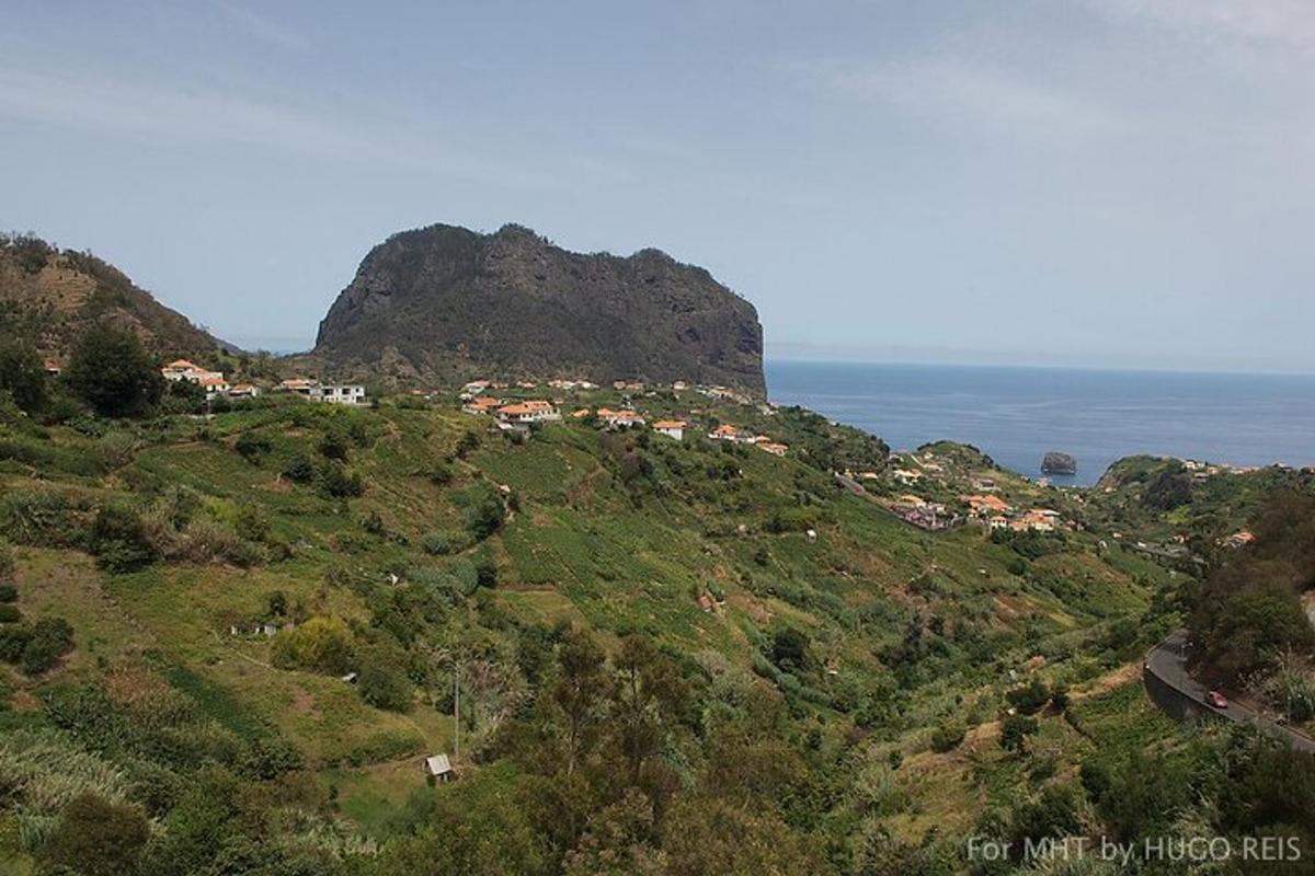 uma montanha com uma cidade no topo