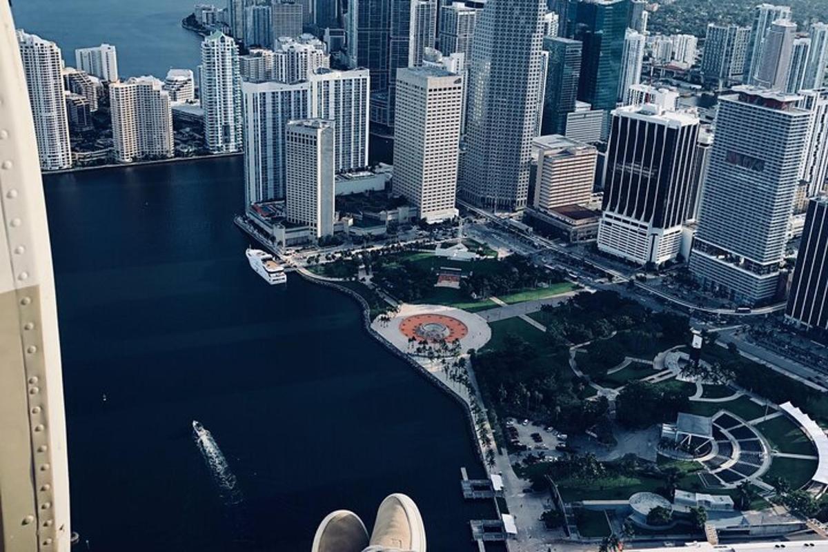鸟瞰一座有河流和建筑物的城市