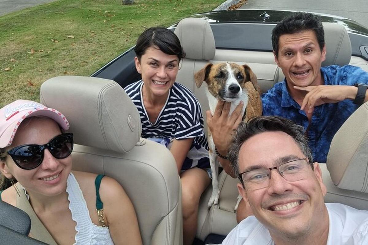 tre persone e un cane sul retro di un'auto