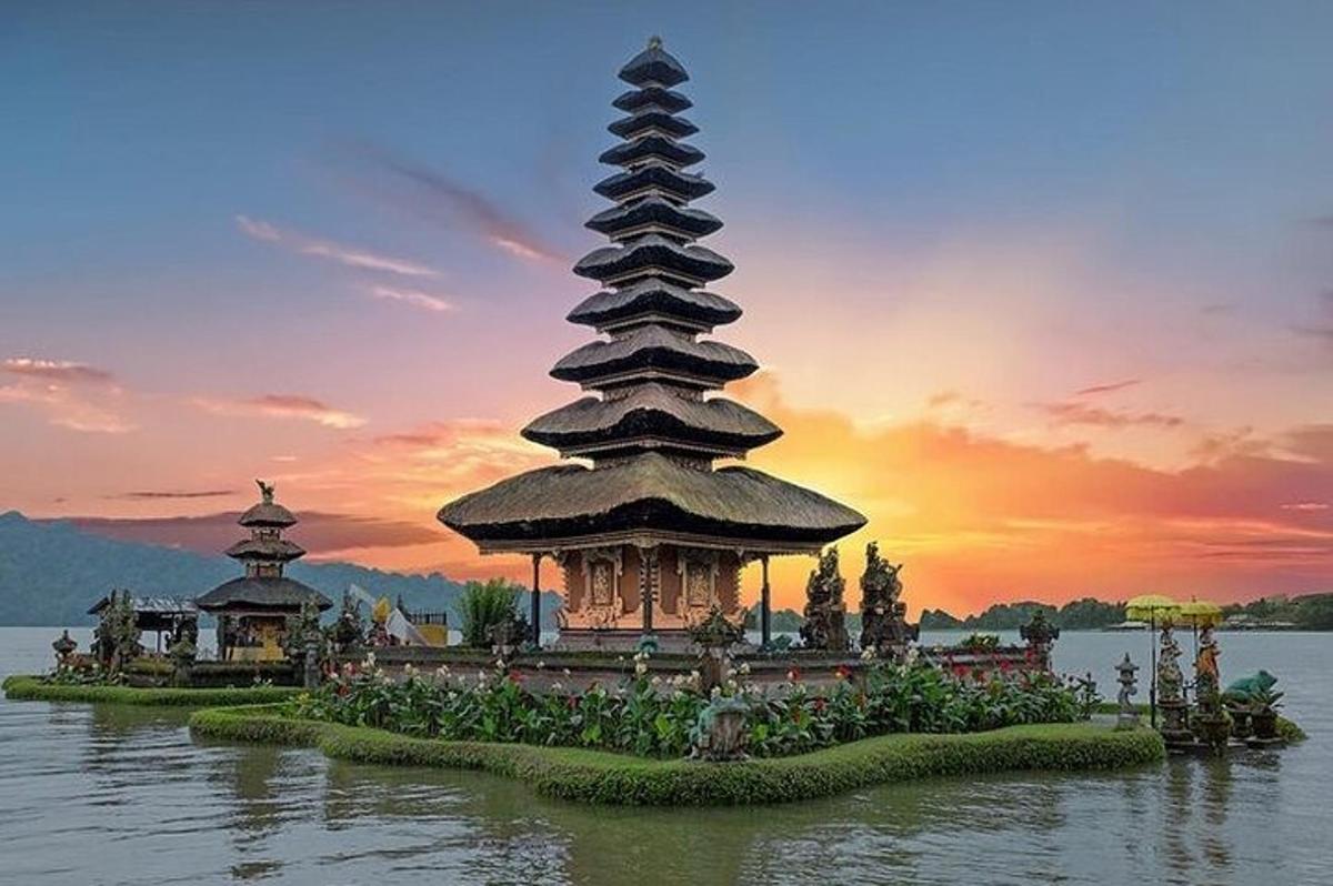 una gran pagoda al mig d'una massa d'aigua