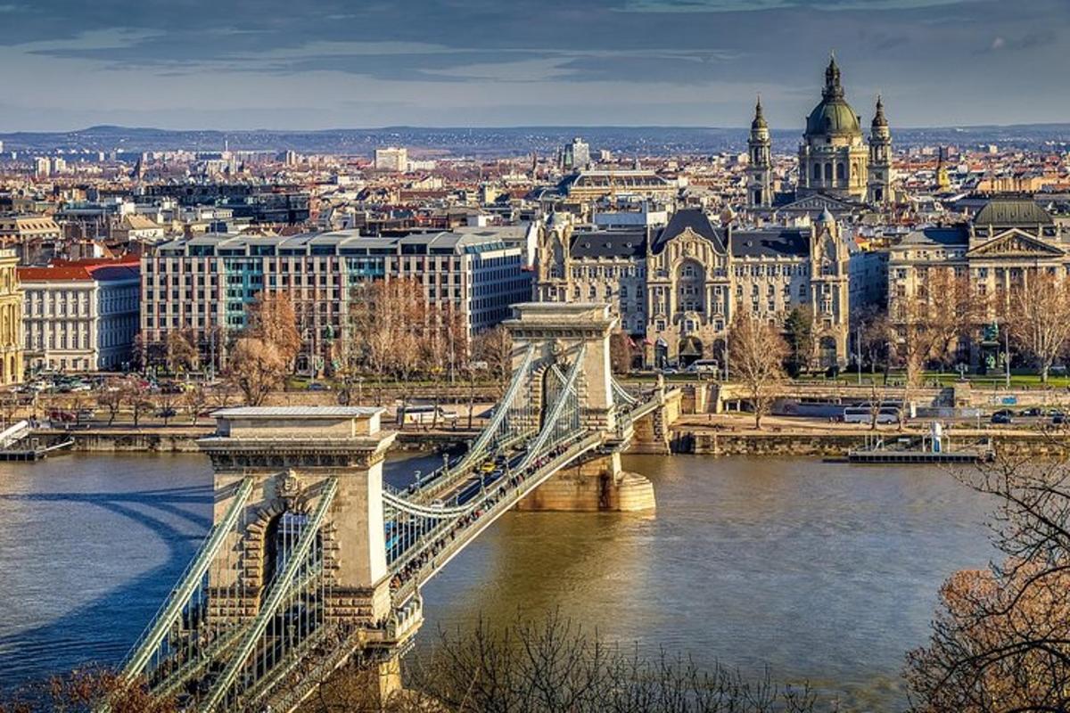 un ponte sopra un fiume con una città sullo sfondo
