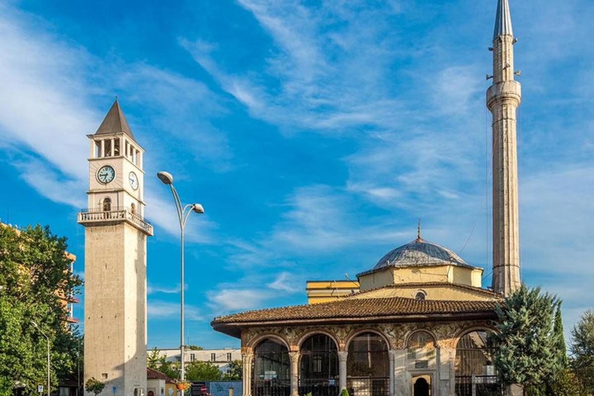 un edificio con una torre dell'orologio e una moschea