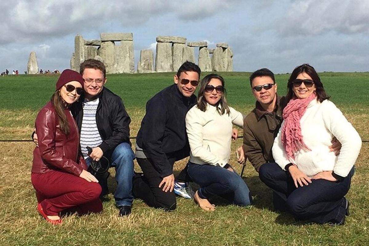 en gruppe mennesker poserer til et billede foran Stonehenge