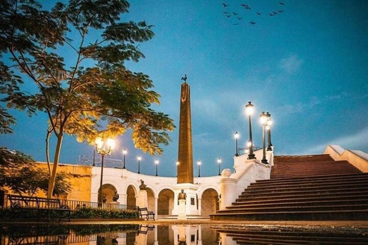 un edificio con un monumento sullo sfondo illuminato