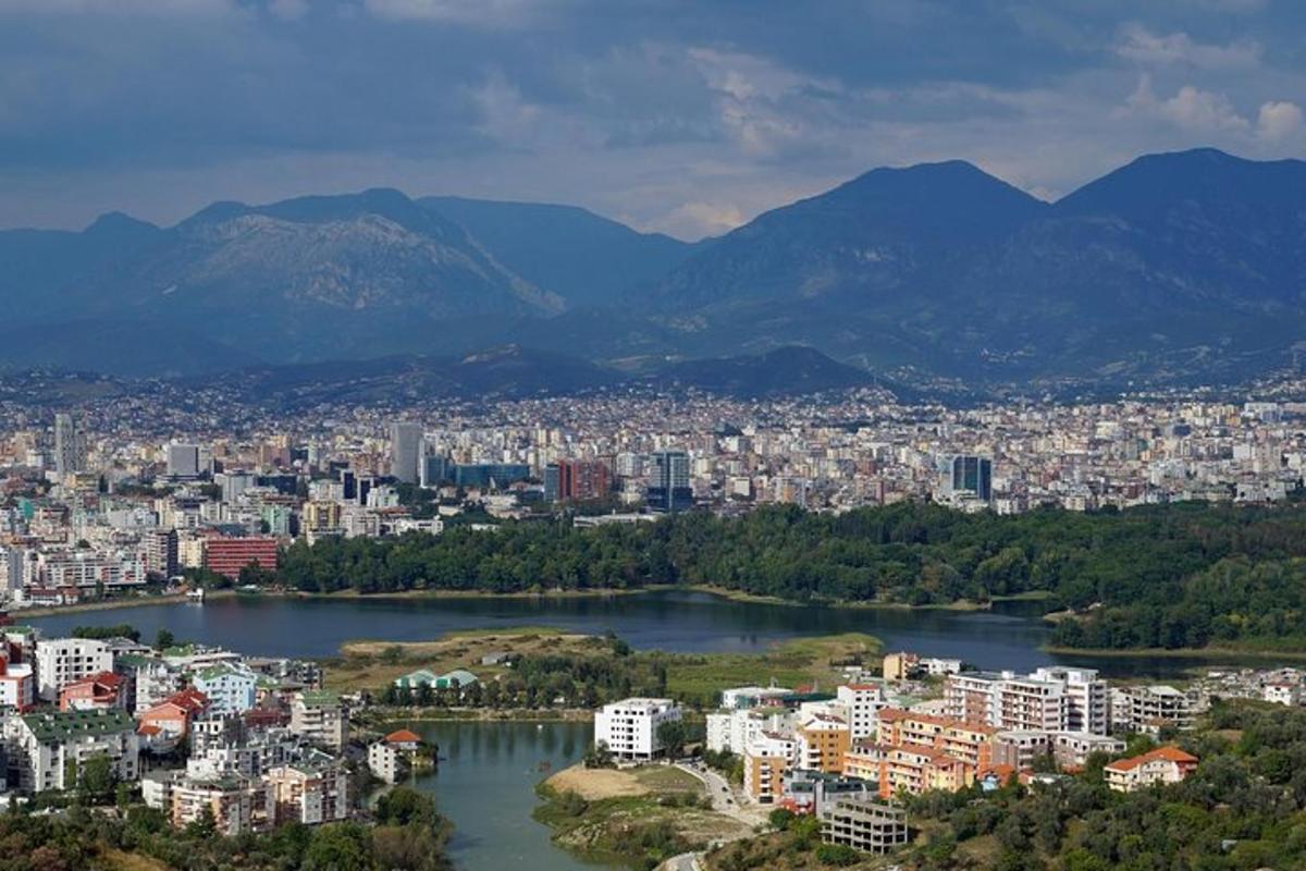 una vista di una città con un fiume e degli edifici