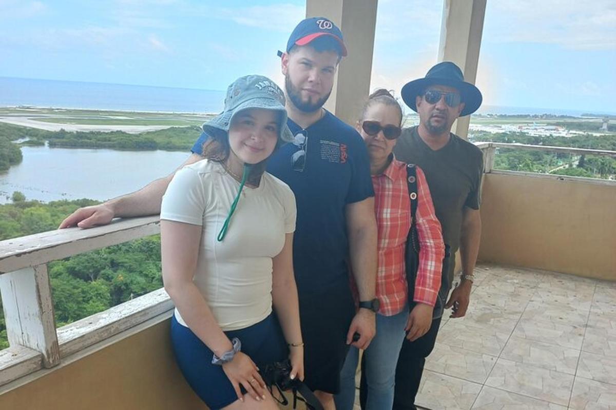 un groupe de personnes posant pour une photo sur un balcon