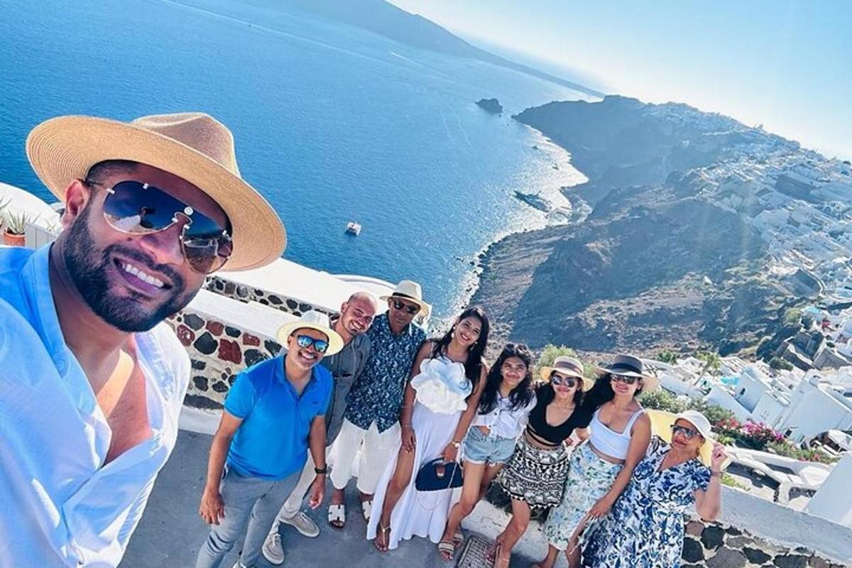 um grupo de pessoas em pé em frente ao oceano