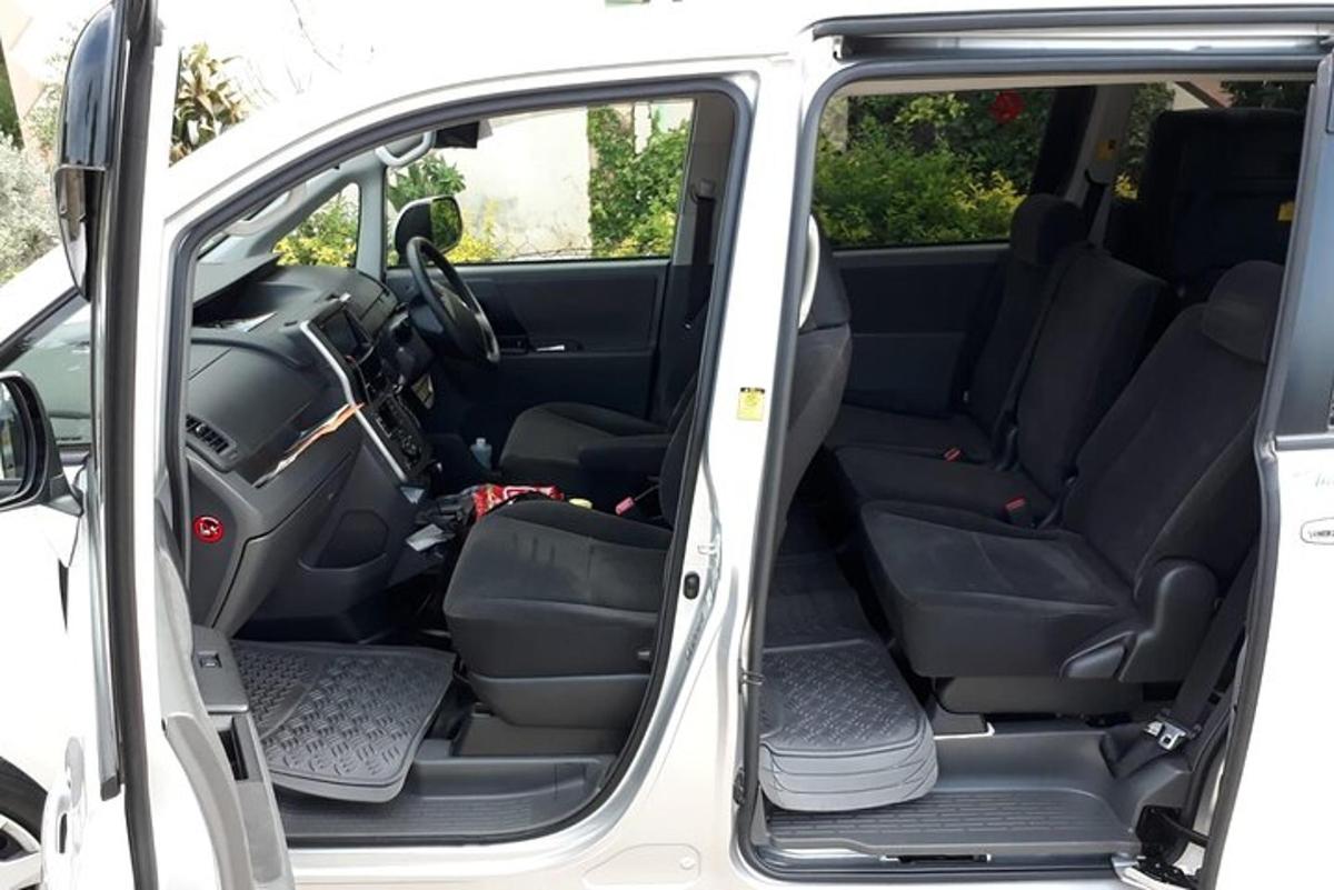 isang bukas na trunk ng isang puting van na nakabukas ang mga pinto