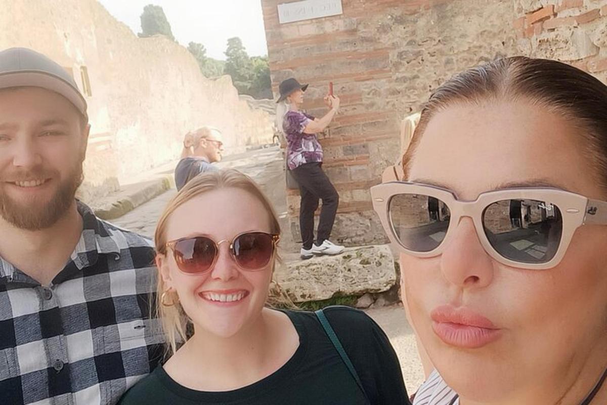ženska s sončnimi očali stoji poleg moškega