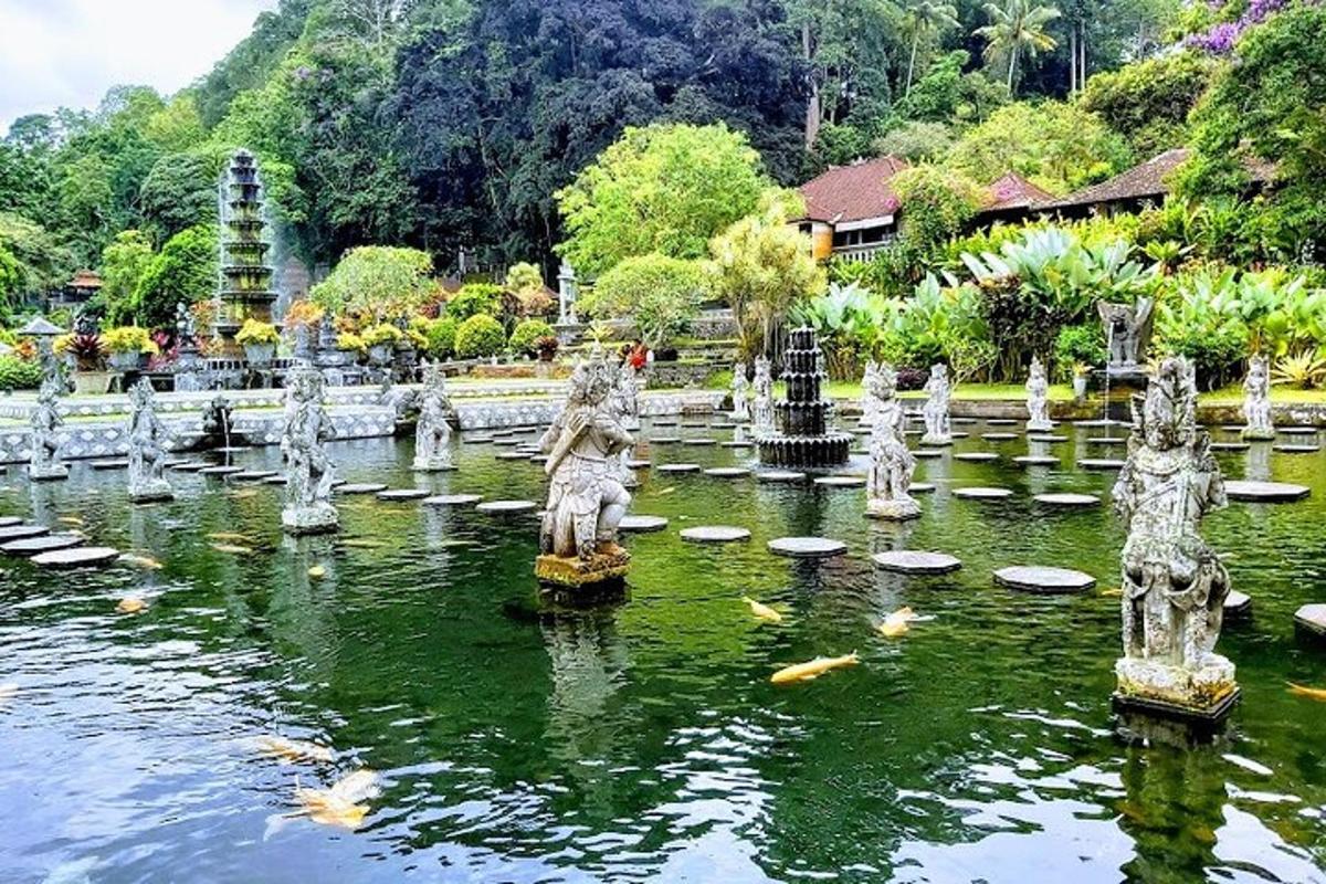un jardí amb estàtues al mig d'un estany
