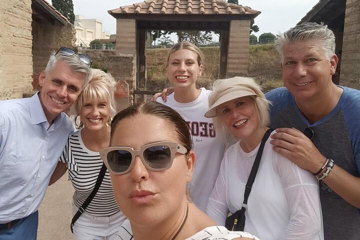 un grup de oameni care pozează pentru o fotografie
