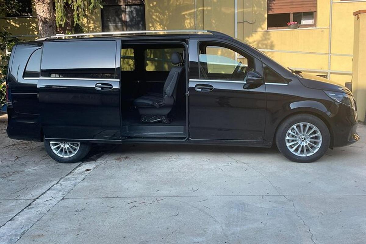 Una camioneta negra con la puerta abierta en una calle