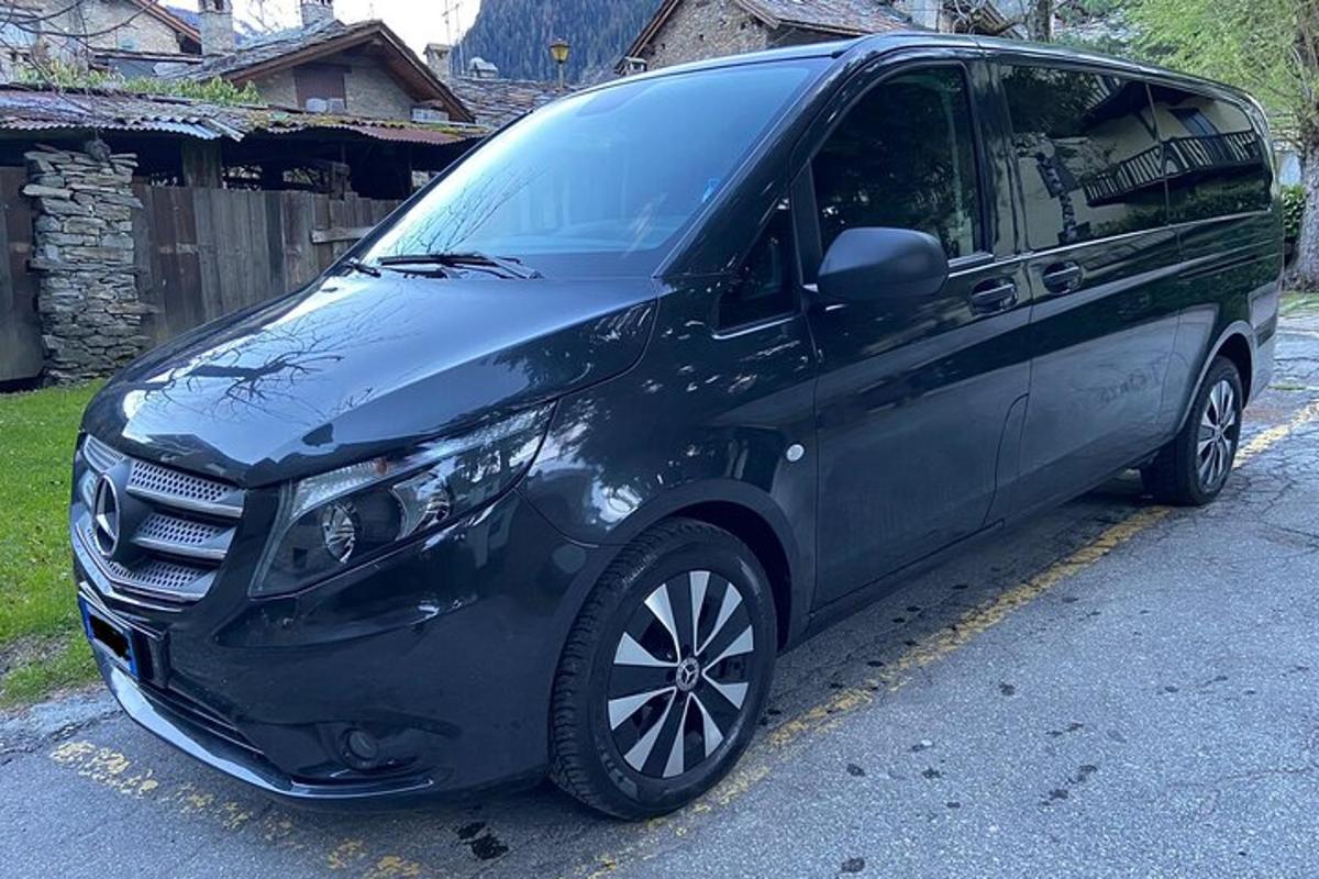 una camioneta negra estacionada al costado de una calle