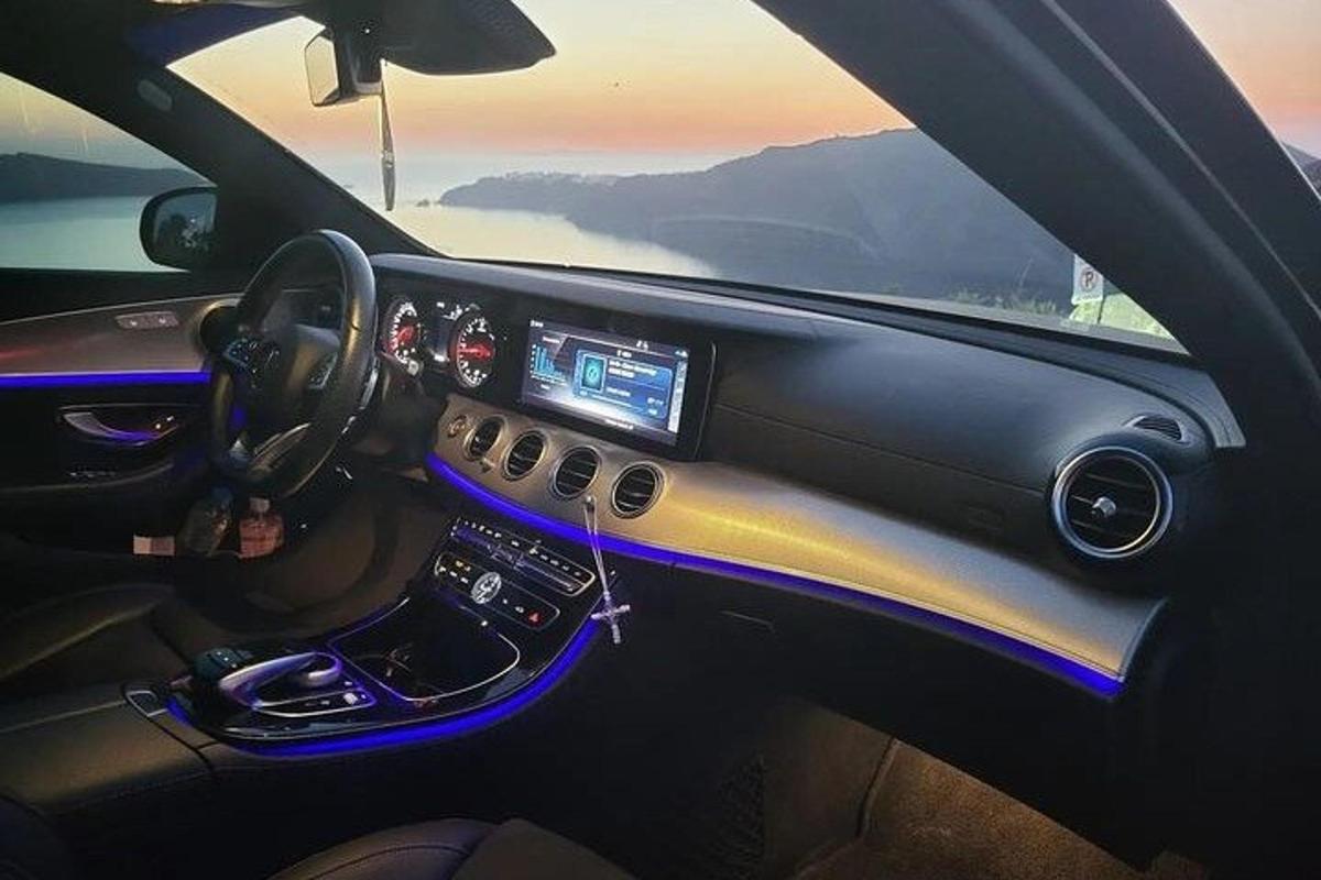 una vista del cruscotto di un'auto