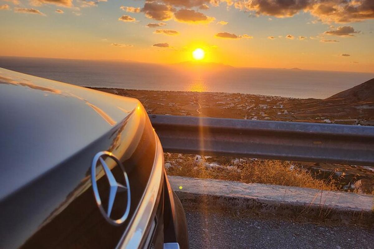 un'auto parcheggiata sul ciglio di una strada al tramonto