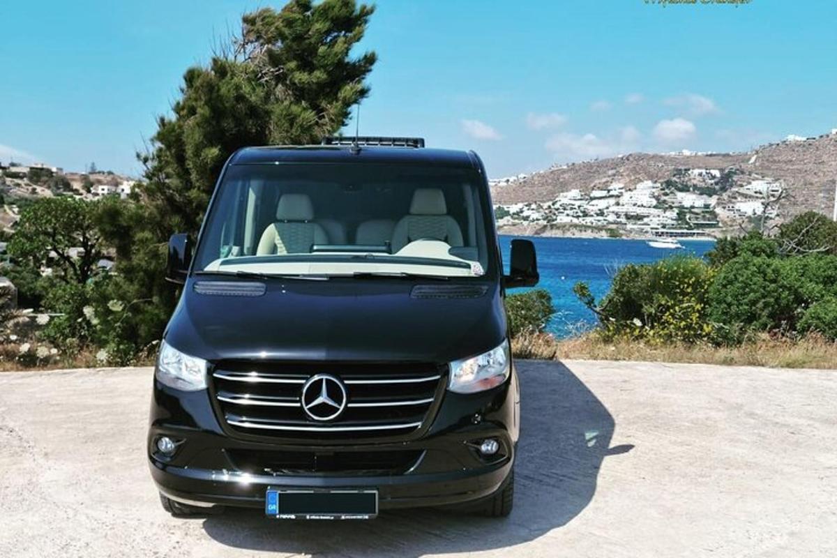 melns Mercedes Benz furgons, kas novietots blakus okeānam