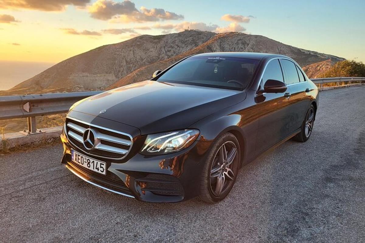 un'auto Mercedes Benz nera parcheggiata su una strada