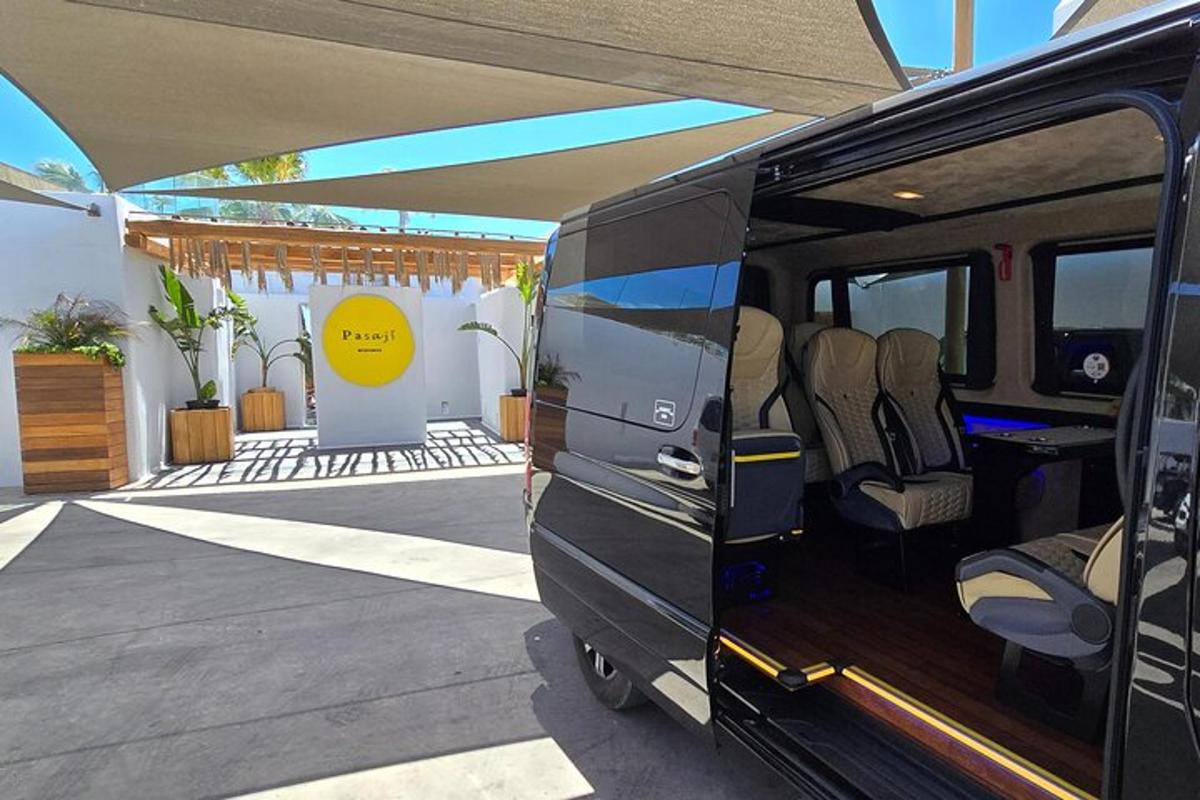bir binanın önüne park edilmiş siyah bir minibüs