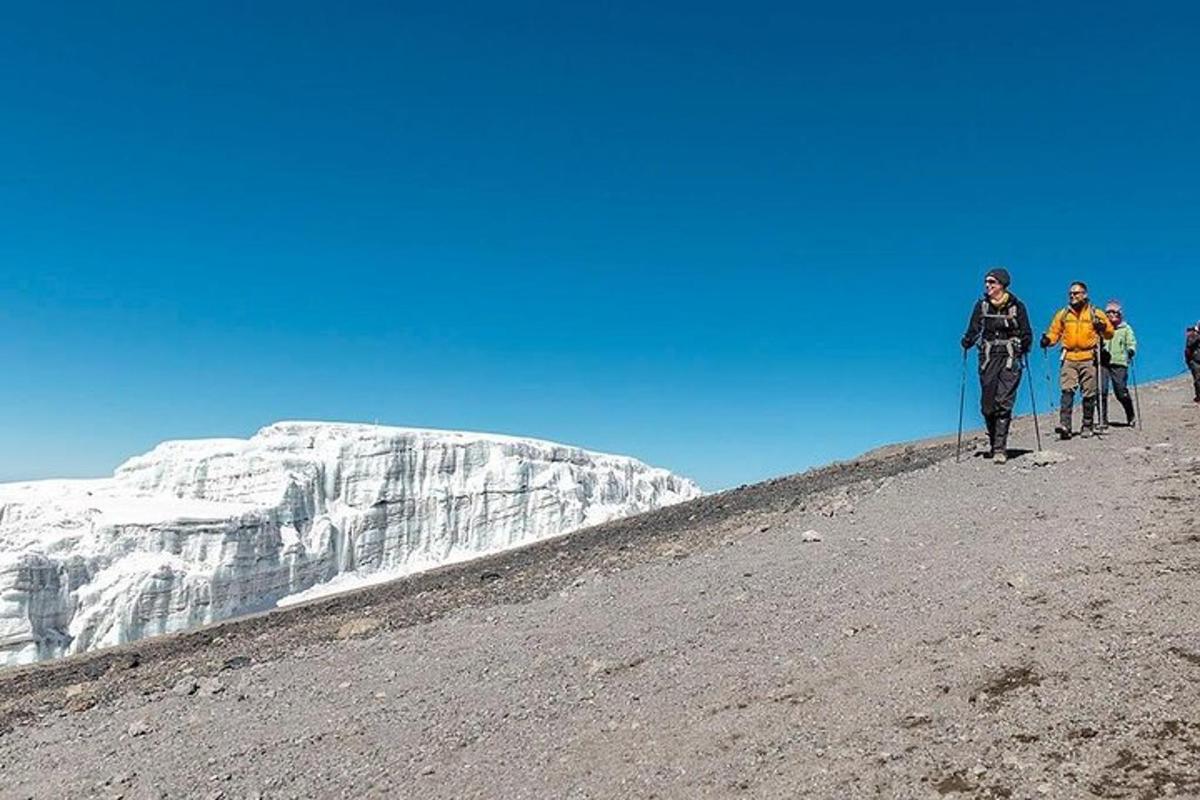um grupo de pessoas andando de bicicleta em uma montanha